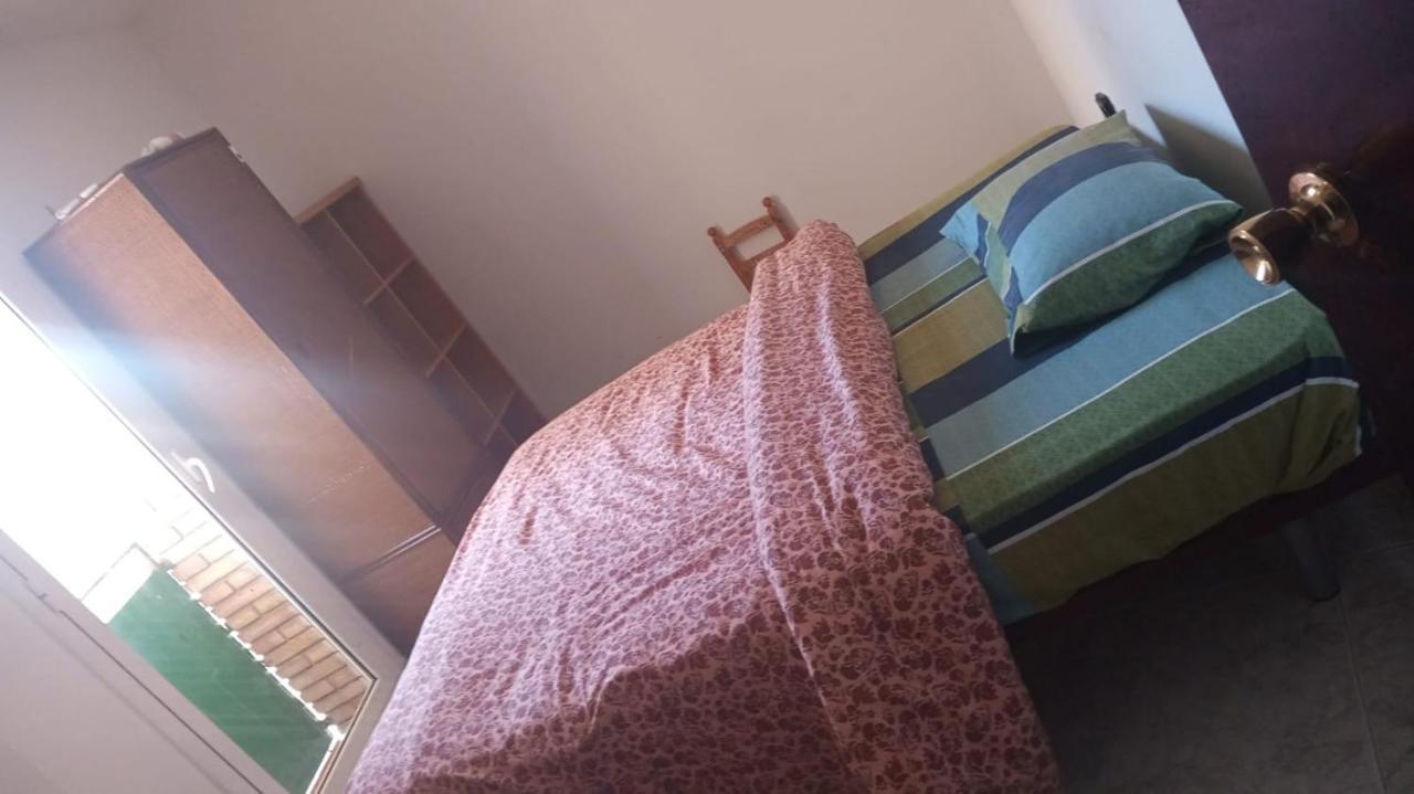 Sunny Room In A Shared Apartment In Rubí Esterno foto