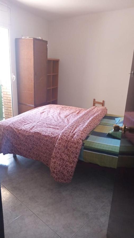 Sunny Room In A Shared Apartment In Rubí Esterno foto