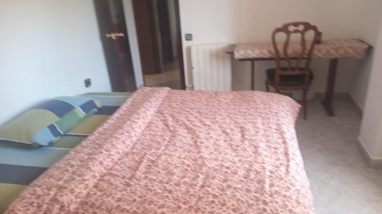 Sunny Room In A Shared Apartment In Rubí Esterno foto